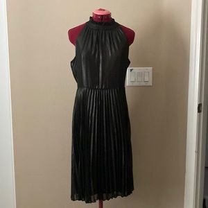 Simply Vera Wang pleated lined black sleeveless/in cut neck dress 100% polyester